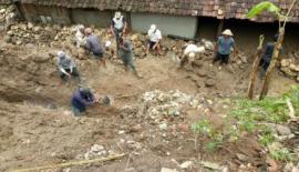 Pemerintah Desa Meninjau Lokasi Bencana Selonjono